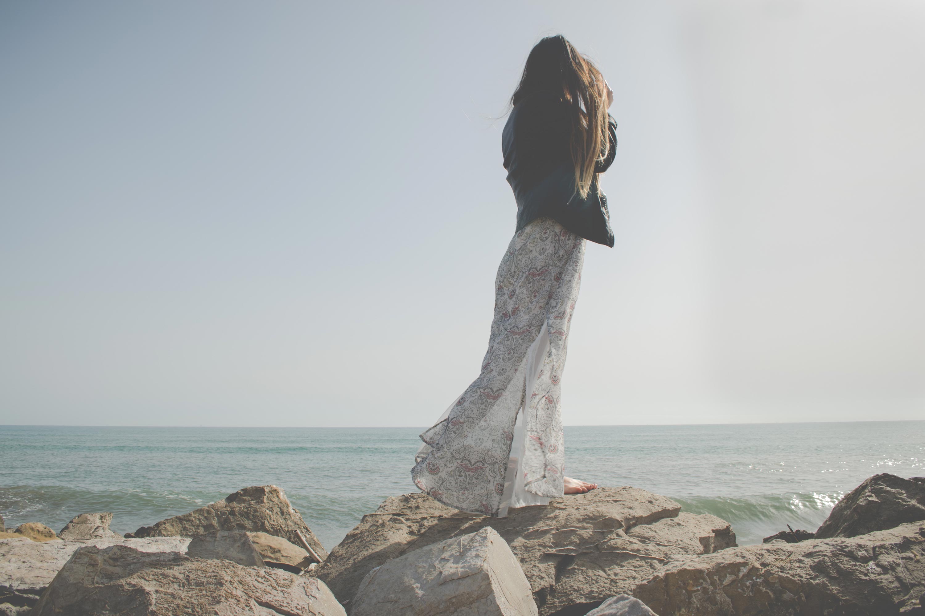 Young woman and the sea. Девушка на берегу моря. Фотосессия на море. Платье на море. Девушка на скале.