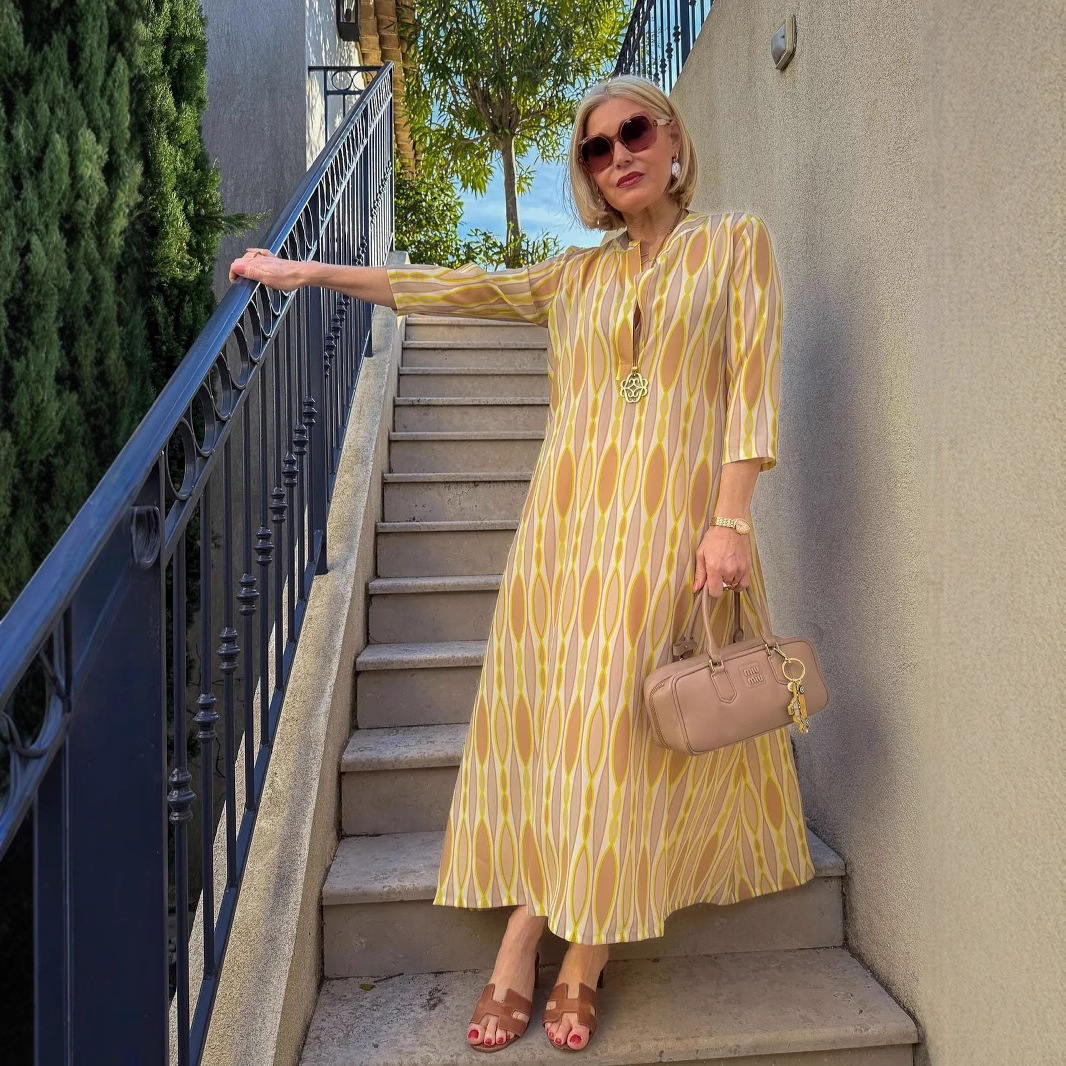 2025 women's spring and summer new V-neck fashion holiday print dress