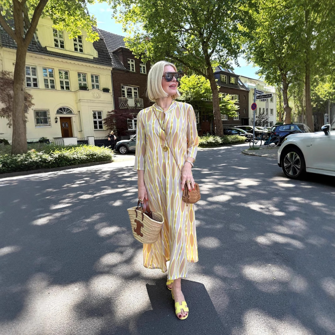 2025 women's spring and summer new V-neck fashion holiday print dress