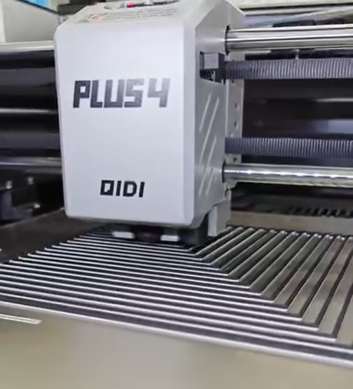学生团队协作操作3D打印机的场景