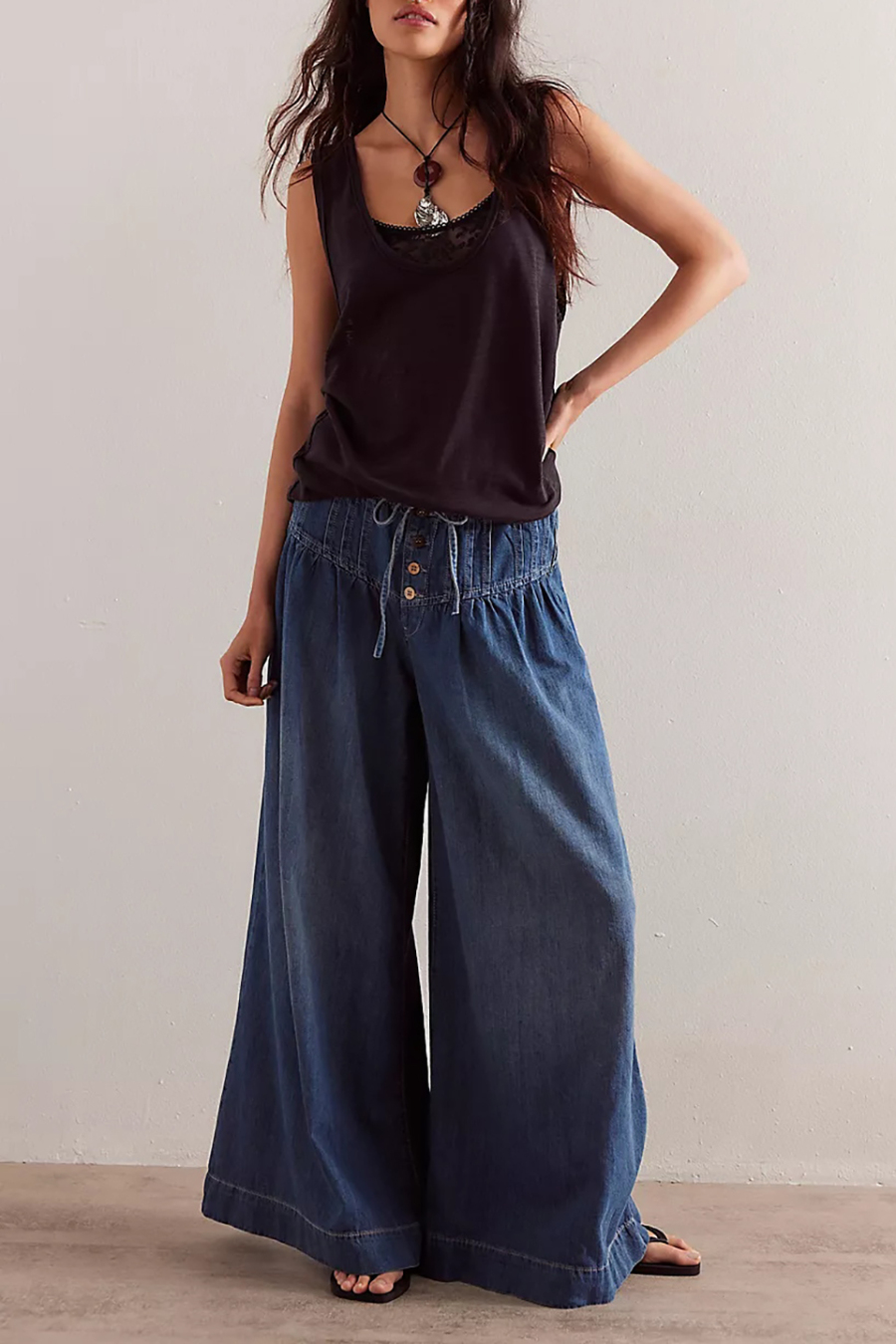 Loose wide-leg jeans