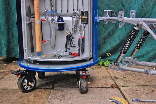 The Ultimate Toolbox - Drum Barrel Toolbox com pegwalls rotativos contém ferramentas e conjuntos de soquetes