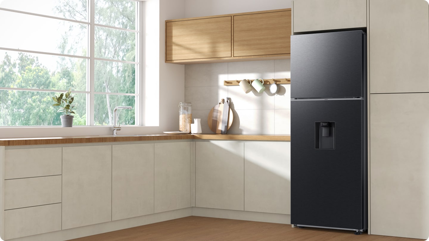 El elegante exterior del frigorífico le da un aspecto limpio a la cocina moderna, con un acabado plano.