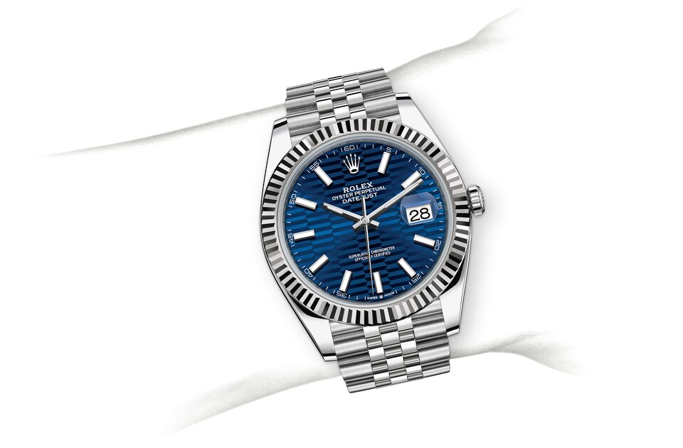 m126334-0032_modelpage_on_wrist_landscape.jpg