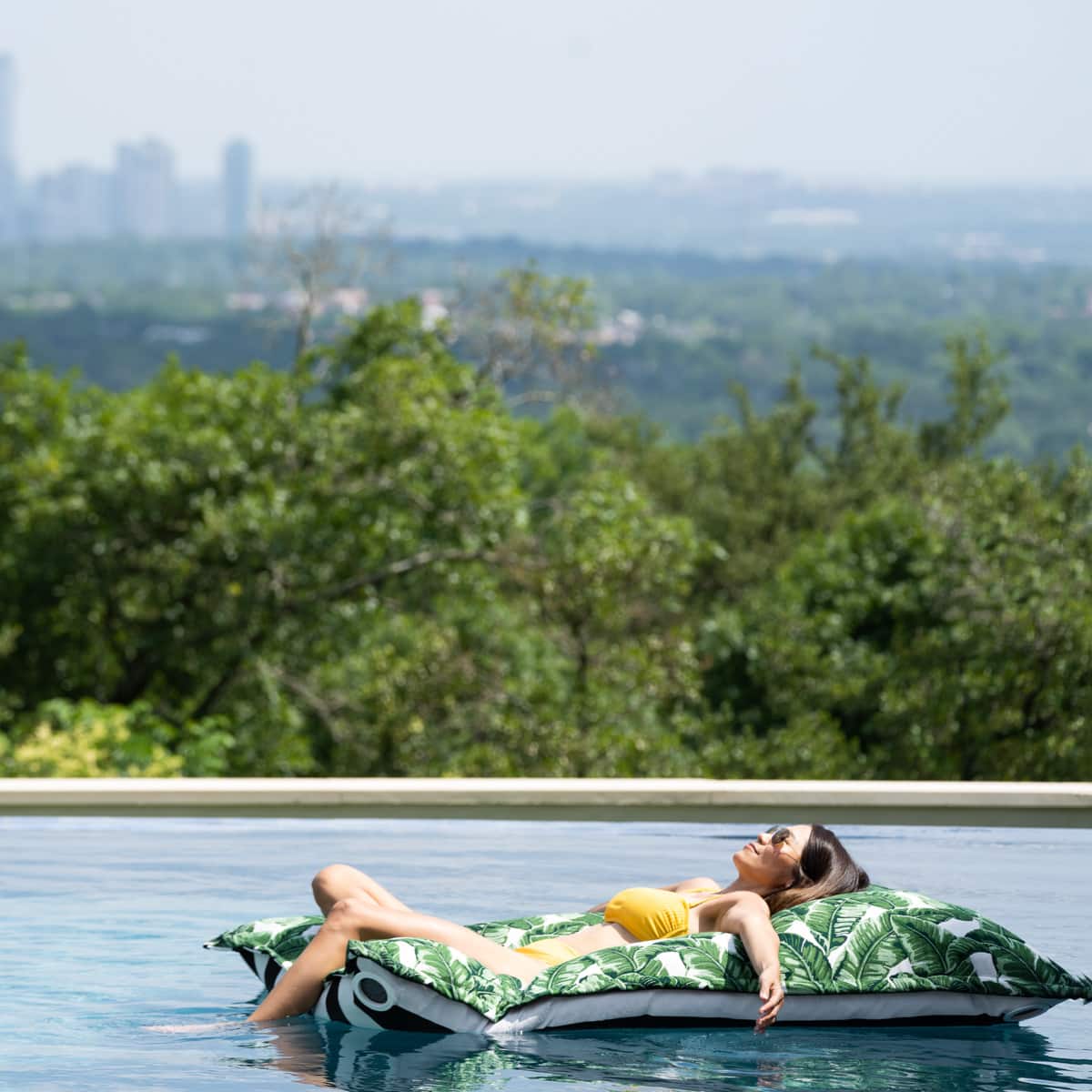 在 Laze Pillow 泳池漂浮垫上消磨时光