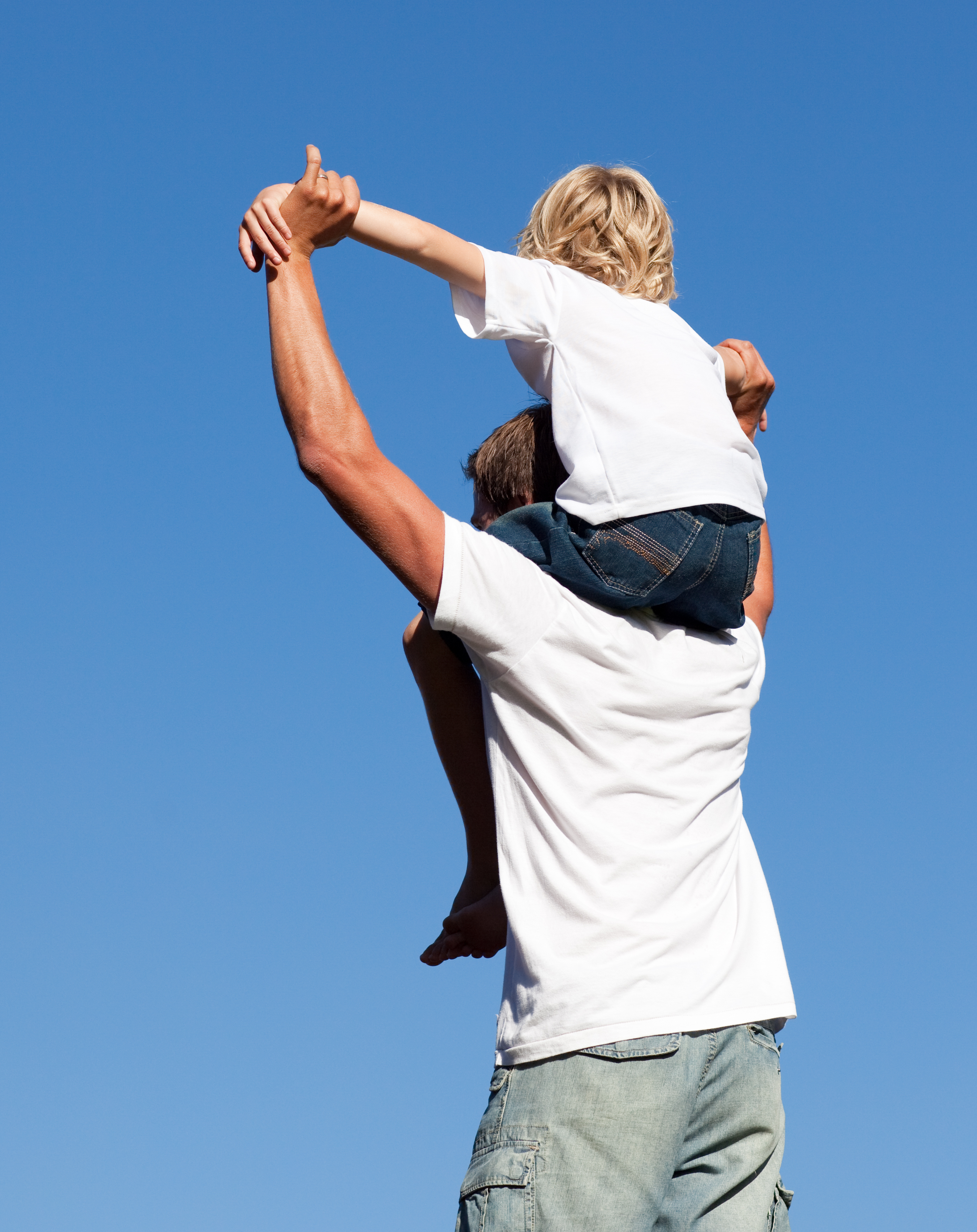 Certamente, ecco una possibile idea regalo da considerare durante la festa del padre:

---

**Scatola dei Ricordi Padre-Figlio**

Questa festa del padre, regala al tuo papà un regalo davvero speciale che cattura i momenti preziosi che avete condiviso nel corso degli anni. Crea una "Scatola dei Ricordi Padre-Figlio" che include:

1. **Foto:** Seleziona alcune delle tue foto preferite insieme a tuo padre. Possono essere scatti recenti o foto d'infanzia. Includi immagini che riflettono i momenti felici che avete condiviso.

2. **Biglietti e Note:** Aggiungi biglietti o note che hai scritto nel corso del tempo. Possono essere messaggi di apprezzamento, ricordi condivisi o semplicemente parole d'affetto.

3. **Oggetti Simbolici:** Aggiungi piccoli oggetti che hanno un significato speciale per te e tuo padre. Potrebbe essere un biglietto da concerto di un evento a cui avete partecipato insieme o un oggetto legato a un'esperienza condivisa.

4. **Un Nuovo Ricordo:** Includi un biglietto in bianco con l'invito a creare un nuovo ricordo insieme. Potrebbe essere un invito per una serata fuori, un'escursione o un'attività che apprezzerete entrambi.

5. **Pensieri e Desideri:** Aggiungi una breve lettera in cui esprimi i tuoi pensieri, desideri e apprezzamenti per tuo padre. Questa lettera potrebbe essere la parte più significativa del regalo.

6. **Decorazioni Personalizzate:** Decora la scatola con immagini, citazioni o disegni che abbiano un significato speciale per voi due.

Questa scatola dei ricordi sarà un regalo toccante che riflette il vostro legame unico e prezioso. Ogni volta che tuo padre aprirà la scatola, potrà rivivere i momenti speciali che avete condiviso nel corso degli anni. Sarà un regalo che porterà gioia e ricordi per molto tempo a venire.

---

Ricorda che l'importante è scegliere un regalo che rifletta la relazione speciale che hai con tuo padre e che abbia un significato personale per entrambi.

Le origini della festa del padre risalgono a diverse fonti e influenze culturali nel corso del tempo. Tuttavia, a differenza della festa della madre, che ha radici antiche, la festa del padre è stata riconosciuta in modo più formale e diffuso solo relativamente di recente.

Uno dei precursori della festa del padre è spesso associato a una celebrazione cattolica chiamata "Festa di San Giuseppe" che onorava Giuseppe, il padre terreno di Gesù. Questa festività è stata osservata in varie parti del mondo e ha influito sulla creazione della festa del padre.

Tuttavia, il riconoscimento ufficiale della festa del padre, in particolare negli Stati Uniti, è attribuito a Sonora Smart Dodd. Nel 1909, Dodd volle onorare suo padre, un veterano di guerra vedovo che aveva cresciuto sei figli da solo. Si sforzò di istituire una giornata speciale per celebrare i padri come riconoscimento dei loro sacrifici e del loro ruolo nella famiglia. La prima festa del padre negli Stati Uniti fu celebrata il 19 giugno 1910, il compleanno del padre di Dodd.

Tuttavia, la festa del padre non ha raggiunto immediatamente la stessa popolarità della festa della madre. Ci vollero decenni per stabilizzare una data e una celebrazione comuni. Negli Stati Uniti, la festa del padre è stata ufficialmente proclamata nel 1972 dal presidente Richard Nixon, che l'ha fissata la terza domenica di giugno.

Per quanto riguarda le celebrazioni durante la festa del padre, queste variano da cultura a cultura e da paese a paese. Tuttavia, ci sono alcune pratiche comuni che le persone spesso seguono:

1. **Regali:** Molte persone scelgono di onorare i padri con regali significativi, come oggetti personalizzati, abbigliamento, gadget o esperienze speciali.

2. **Trascorrere del tempo insieme:** Molte famiglie trovano il tempo per trascorrere momenti speciali con il padre, che potrebbe includere un pasto in famiglia, un'escursione o un'attività preferita.

3. **Biglietti e messaggi:** Molte persone scrivono biglietti o messaggi di apprezzamento per i loro padri, esprimendo quanto siano importanti nella loro vita.

4. **Attenzione e cura:** La festa del padre è un momento per dimostrare affetto e riconoscimento per il ruolo che i padri svolgono nella famiglia.

5. **Eventi speciali:** In molte comunità vengono organizzati eventi pubblici, come brunch, gare sportive o attività all'aperto, in onore dei padri.

In definitiva, la festa del padre è un'occasione per esprimere gratitudine e affetto per i padri e le figure paterne nelle nostre vite. Le celebrazioni variano in base alle tradizioni culturali, ma l'obiettivo principale è sempre quello di onorare e riconoscere il ruolo significativo che i padri giocano nelle famiglie.


Description New v2.0_full
A key chain with pictures of a child
asticaVision v2.0 full
a key chain with pictures of a child (0.65%)
a white sign with black text and hands (0.66%)
a man and boy smiling (0.67%)
a man smiling at the camera (0.71%)
a silver ring with a ring in the middle (0.69%)
a close up of a key chain (0.81%)
a silver ring with a ring attached (0.67%)
a boy smiling with a smile (0.57%)
a pair of key chains with pictures of a boy and a child (0.62%)
a close up of a faucet (0.83%)
GPT-S Description Preview
This image shows a close-up of a keychain with two pictures attached. The first picture is of a young boy, smiling and looking directly at the camera. He has short brown hair and is wearing a white shirt. The second picture appears to be of an infant or toddler, also smiling and looking towards the camera. Both images are framed by silver rings that have been connected together to form the keychain. In addition, there is text written in black on the white background behind them which reads "A Child's Smile". This image conveys joy and happiness as it captures these two children's smiles in such an intimate way. It could be used to represent family love or childhood innocence, making it perfect for any sentimental occasion or project related to those topics.
Description:asticaVision v1.0_full
A pair of light bulbs.
Objects:
Person (Confidence: 0.764%)
Faces:
20 Year Old Male
Foto

Front

PAPÀ E FIGLIO

PAPÀ FIGLIO

Ets. 05.19.2022

Nome 1

Back

Nome 2

Testo


Tags:
text bottle keychain fashion accessory fashion text metalware chain locket key 
Image Moderation:
No Adult Material No Mature Material No Violent Material 
Colors:

Foreground: White, Background: White, Black & White: true

Colors Found: White
(1600px * 1600px jpeg)

Descrizione Nuova v2.0_completa
Un portachiavi con foto di un bambino
asticaVision v2.0 completa
un portachiavi con foto di un bambino (0,65%)
un cartello bianco con testo nero e mani (0,66%)
un uomo e un ragazzo sorridenti (0,67%)
un uomo che sorride alla telecamera (0,71%)
un anello d'argento con un anello al centro (0,69%)
un primo piano di un portachiavi (0,81%)
un anello d'argento con un anello attaccato (0,67%)
un ragazzo sorridente con un sorriso (0,57%)
una coppia di portachiavi con foto di un ragazzo e un bambino (0,62%)
un primo piano di un rubinetto (0,83%)
Anteprima Descrizione GPT-S
Questa immagine mostra un primo piano di un portachiavi con due foto attaccate. La prima foto è di un giovane ragazzo, sorridente e che guarda direttamente alla telecamera. Ha i capelli corti e castani ed indossa una maglietta bianca. La seconda foto sembra raffigurare un bambino o un bambino piccolo, anch'egli sorridente e rivolto verso la telecamera. Entrambe le immagini sono incorniciate da anelli d'argento che sono stati collegati insieme per formare il portachiavi. Inoltre, c'è un testo scritto in nero sullo sfondo bianco dietro di loro che recita "Il Sorriso di un Bambino". Questa immagine trasmette gioia e felicità poiché cattura i sorrisi di questi due bambini in modo così intimo. Potrebbe essere utilizzata per rappresentare l'amore familiare o l'innocenza dell'infanzia, rendendola perfetta per qualsiasi occasione sentimentale o progetto legato a questi argomenti.
Descrizione: asticaVision v1.0_completa
Una coppia di lampadine.
Oggetti:
Persona (Fiducia: 0,764%)
Volte:
Ragazzo di 20 anni
Foto

Fronte

PAPÀ E FIGLIO

PAPÀ FIGLIO

Ets. 19.05.2022

Nome 1

Retro

Nome 2

Testo


Tag:
testo bottiglia portachiavi accessorio di moda moda testo metallo catena medaglione chiave
Moderazione dell'immagine:
Nessun Materiale per Adulti Nessun Materiale per Maggiorenni Nessun Materiale Violento
Colori:

Primo Piano: Bianco, Sfondo: Bianco, Bianco e Nero: vero

Colori Trovati: Bianco
(1600px * 1600px jpeg)Descrizione Nuova v2.0_completa
Un portachiavi con foto di un bambino
asticaVision v2.0 completa
un portachiavi con foto di un bambino (0,65%)
un cartello bianco con testo nero e mani (0,66%)
un uomo e un ragazzo sorridenti (0,67%)
un uomo che sorride alla telecamera (0,71%)
un anello d'argento con un anello al centro (0,69%)
un primo piano di un portachiavi (0,81%)
un anello d'argento con un anello attaccato (0,67%)
un ragazzo sorridente con un sorriso (0,57%)
una coppia di portachiavi con foto di un ragazzo e un bambino (0,62%)
un primo piano di un rubinetto (0,83%)
Anteprima Descrizione GPT-S
Questa immagine mostra un primo piano di un portachiavi con due foto attaccate. La prima foto è di un giovane ragazzo, sorridente e che guarda direttamente alla telecamera. Ha i capelli corti e castani ed indossa una maglietta bianca. La seconda foto sembra raffigurare un bambino o un bambino piccolo, anch'egli sorridente e rivolto verso la telecamera. Entrambe le immagini sono incorniciate da anelli d'argento che sono stati collegati insieme per formare il portachiavi. Inoltre, c'è un testo scritto in nero sullo sfondo bianco dietro di loro che recita "Il Sorriso di un Bambino". Questa immagine trasmette gioia e felicità poiché cattura i sorrisi di questi due bambini in modo così intimo. Potrebbe essere utilizzata per rappresentare l'amore familiare o l'innocenza dell'infanzia, rendendola perfetta per qualsiasi occasione sentimentale o progetto legato a questi argomenti.
Descrizione: asticaVision v1.0_completa
Una coppia di lampadine.
Oggetti:
Persona (Fiducia: 0,764%)
Volte:
Ragazzo di 20 anni
Foto

Fronte

PAPÀ E FIGLIO

PAPÀ FIGLIO

Ets. 19.05.2022

Nome 1

Retro

Nome 2

Testo


Tag:
testo bottiglia portachiavi accessorio di moda moda testo metallo catena medaglione chiave
Moderazione dell'immagine:
Nessun Materiale per Adulti Nessun Materiale per Maggiorenni Nessun Materiale Violento
Colori:

Primo Piano: Bianco, Sfondo: Bianco, Bianco e Nero: vero

Colori Trovati: Bianco
(1600px * 1600px jpeg)

Descrizione Nuova v2.0_completa
Un portachiavi con foto di un bambino
asticaVision v2.0 completa
un portachiavi con foto di un bambino (0,65%)
un cartello bianco con testo nero e mani (0,66%)
un uomo e un ragazzo sorridenti (0,67%)
un uomo che sorride alla telecamera (0,71%)
un anello d'argento con un anello al centro (0,69%)
un primo piano di un portachiavi (0,81%)
un anello d'argento con un anello attaccato (0,67%)
un ragazzo sorridente con un sorriso (0,57%)
una coppia di portachiavi con foto di un ragazzo e un bambino (0,62%)
un primo piano di un rubinetto (0,83%)
Anteprima Descrizione GPT-S
Questa immagine mostra un primo piano di un portachiavi con due foto attaccate. La prima foto è di un giovane ragazzo, sorridente e che guarda direttamente alla telecamera. Ha i capelli corti e castani ed indossa una maglietta bianca. La seconda foto sembra raffigurare un bambino o un bambino piccolo, anch'egli sorridente e rivolto verso la telecamera. Entrambe le immagini sono incorniciate da anelli d'argento che sono stati collegati insieme per formare il portachiavi. Inoltre, c'è un testo scritto in nero sullo sfondo bianco dietro di loro che recita "Il Sorriso di un Bambino". Questa immagine trasmette gioia e felicità poiché cattura i sorrisi di questi due bambini in modo così intimo. Potrebbe essere utilizzata per rappresentare l'amore familiare o l'innocenza dell'infanzia, rendendola perfetta per qualsiasi occasione sentimentale o progetto legato a questi argomenti.
Descrizione: asticaVision v1.0_completa
Una coppia di lampadine.
Oggetti:
Persona (Fiducia: 0,764%)
Volte:
Ragazzo di 20 anni
Foto

Fronte

PAPÀ E FIGLIO

PAPÀ FIGLIO

Ets. 19.05.2022

Nome 1

Retro

Nome 2

Testo


Tag:
testo bottiglia portachiavi accessorio di moda moda testo metallo catena medaglione chiave
Moderazione dell'immagine:
Nessun Materiale per Adulti Nessun Materiale per Maggiorenni Nessun Materiale Violento
Colori:

Primo Piano: Bianco, Sfondo: Bianco, Bianco e Nero: vero

Colori Trovati: Bianco
(1600px * 1600px jpeg)

Questo portachiavi personalizzabile è una rappresentazione simbolica di un forte legame tra padre e figlio. Ha la forma di due pugni legati insieme, che simboleggiano unità, forza e affetto tra le due persone. Sono disponibili spazi per inserire foto, testo e nomi, in modo da rendere il portachiavi unico e significativo.

Sui pugni, è possibile aggiungere due foto: una del padre e una del figlio. Queste immagini possono catturare momenti preziosi tra di loro e rendere il portachiavi ancora più personale e toccante.

Inoltre, ci sono spazi dedicati per inserire i nomi del padre e del figlio. Questi nomi possono essere scritti in modo elegante o giocoso, a seconda dello stile che si desidera dare al portachiavi.

Nella parte posteriore del portachiavi, potrebbe esserci anche la data significativa o un breve messaggio che sottolinea il legame speciale tra padre e figlio.

Questo portachiavi è un regalo emozionante e simbolico, perfetto per celebrare la relazione unica tra un padre e il suo figlio, e per portare sempre con sé un ricordo tangibile di questo prezioso legame.

