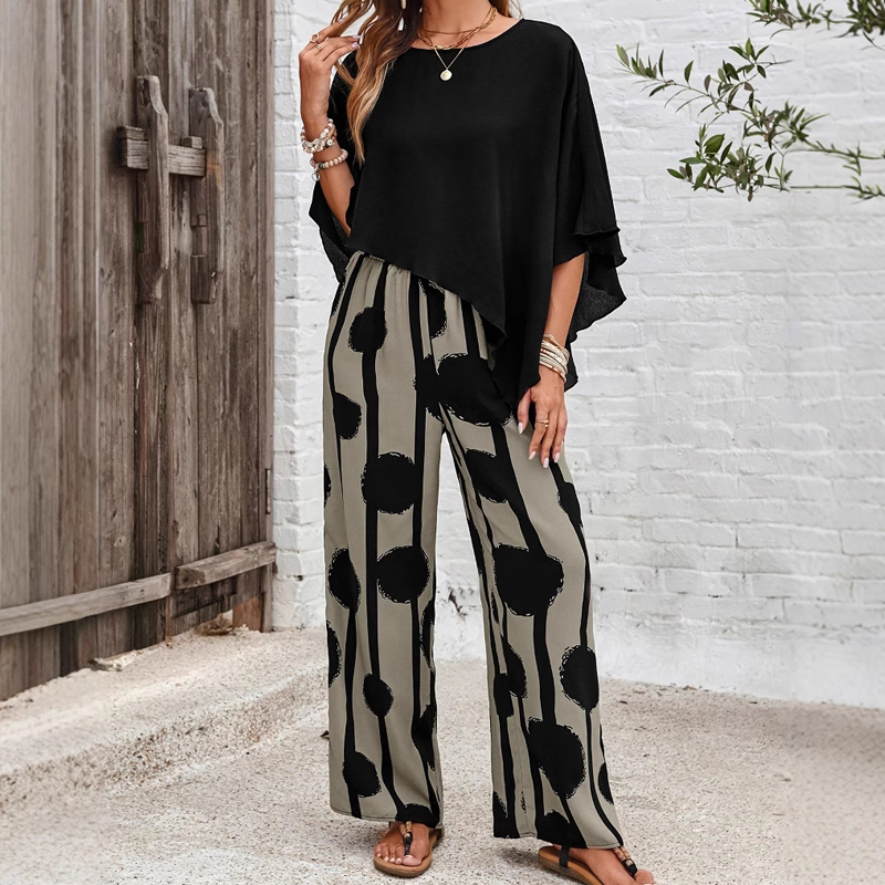 Elegant set with three-quarter sleeve blouse and patterned trousers
