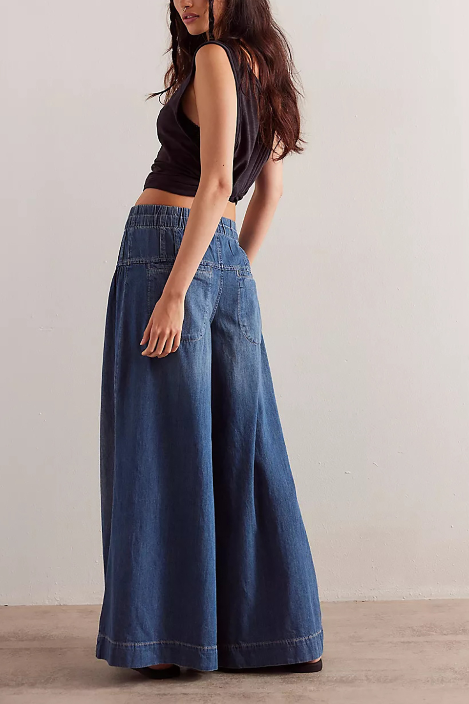 Loose wide-leg jeans
