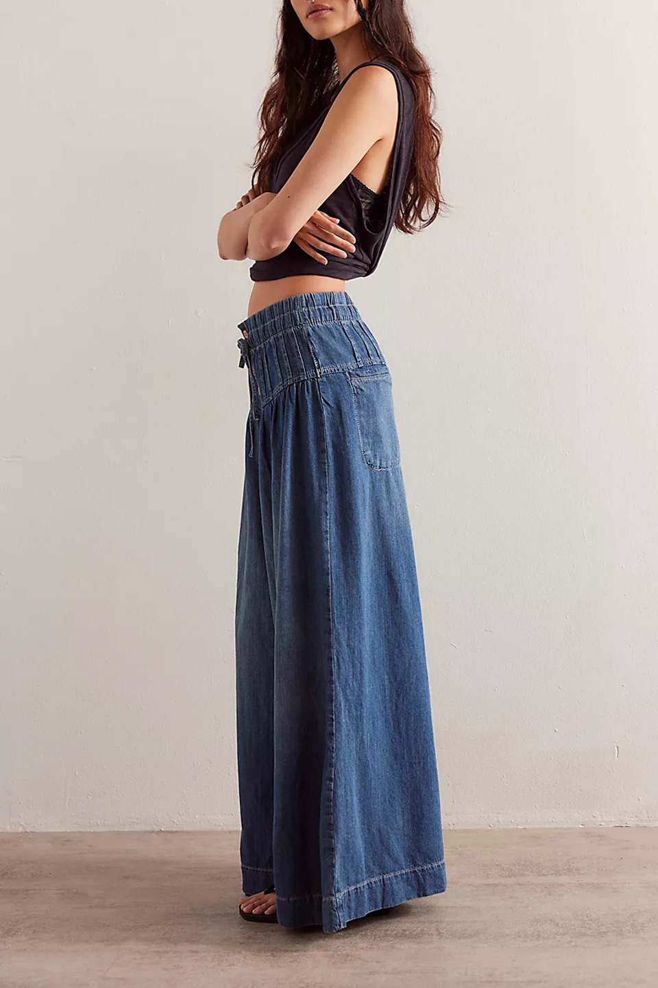Loose wide-leg jeans