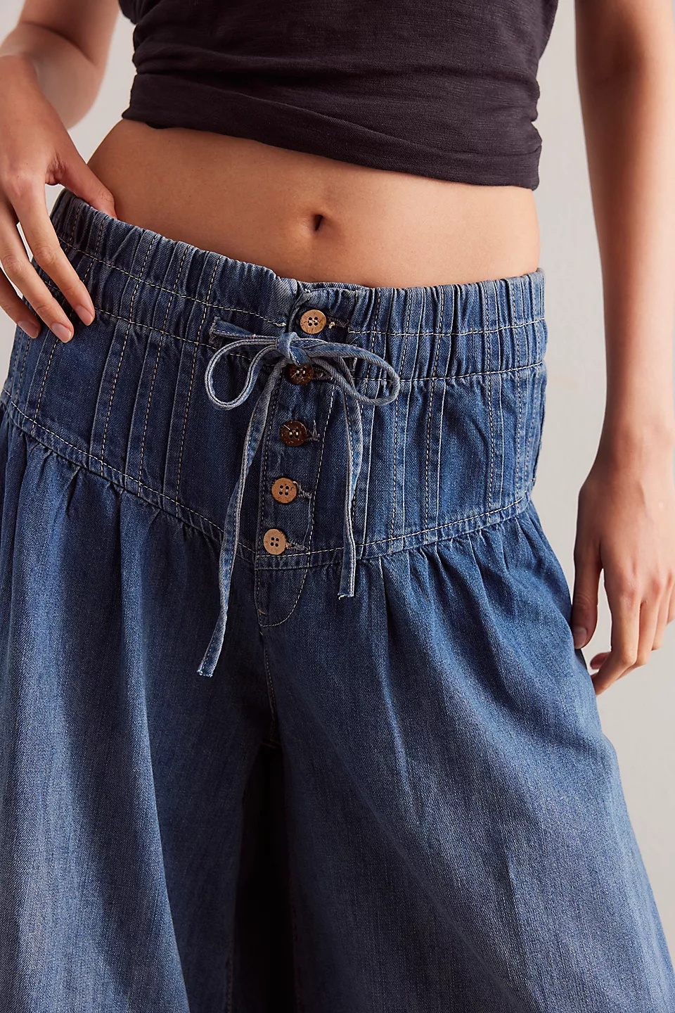 Loose wide-leg jeans